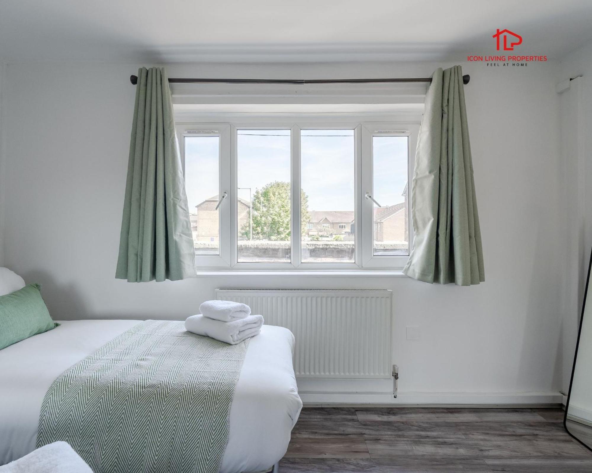 Spacious 1 Bed Flat For Contractors Leisure And Relocation Guests By Icon Living Properties Short Lets And Serviced Accommodation Barking מראה חיצוני תמונה